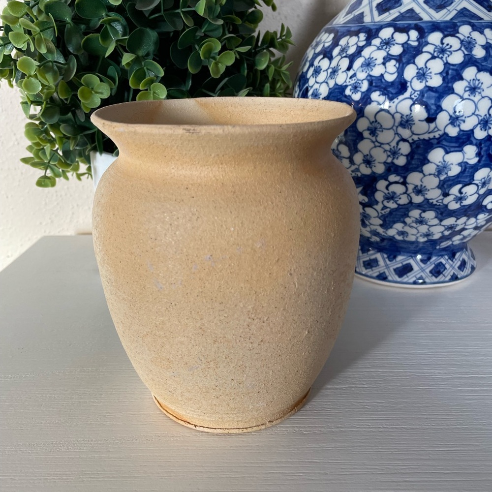 Beautiful beige Art Studio textured Pottery Vase - Beige - 6" tall Signed Ryno
